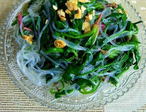 夏日凉拌菜~！~凉拌菠菜粉丝主料：菠菜10棵、粉丝1小把。辅料：蒜末、香醋1汤匙