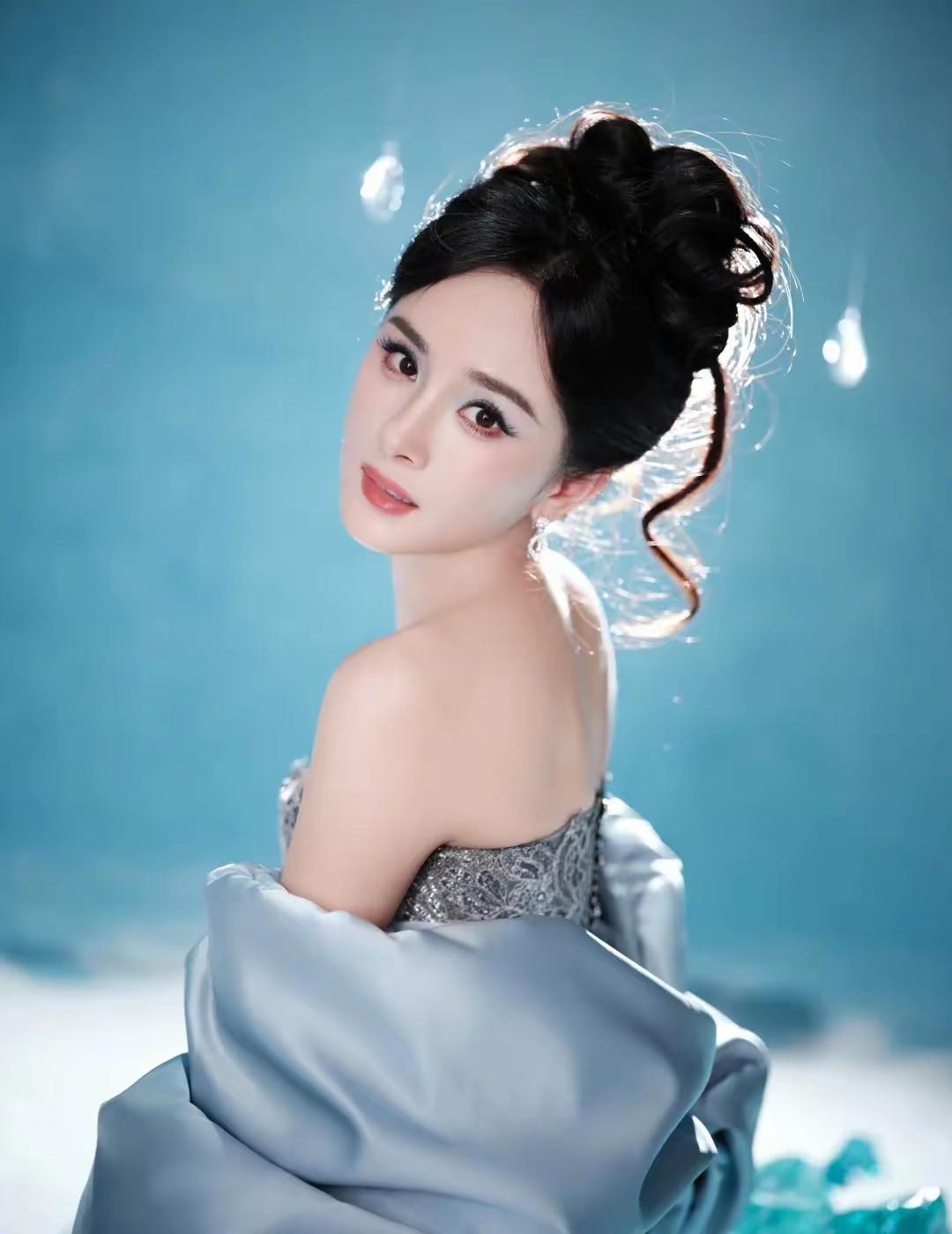 杨幂身穿冰蓝色镂空长裙美到犯规太好看了。杨幂，幂幂，永远的女神。不光有颜值，也有