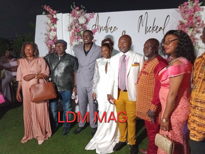 西装革履！国安后卫恩加德乌在喀麦隆举行婚礼