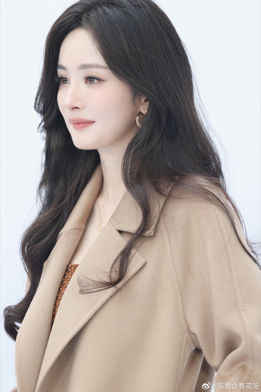 杨幂秋日美拉德大衣造型此女的美貌根本没有上线～杨幂[超话] ​​​