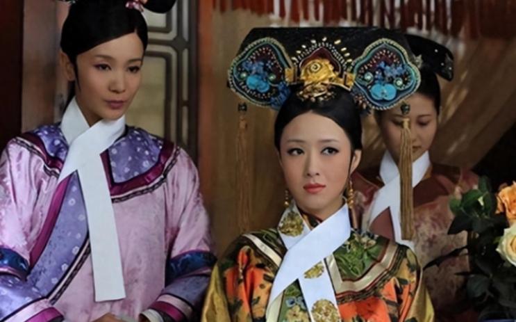 清朝妃子脖子上系的“白布条”，有什么作用？这可不是为了好看，主要是为了方便皇上。