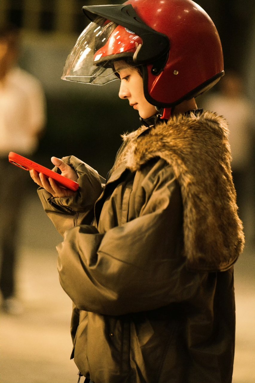 赵丽颖李秋萍戴头盔剧照赵丽颖戴头盔剧照 赵丽颖为何如此美萌！赵丽颖