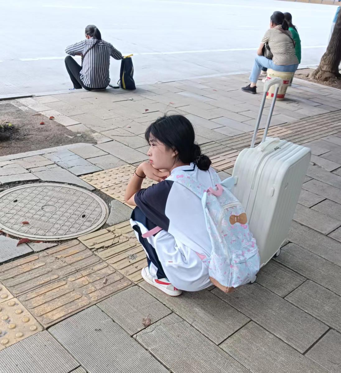 我家女儿初长成，年方十五初中刚毕业。这是中考结束后我接她回家，在路边等车。女儿成