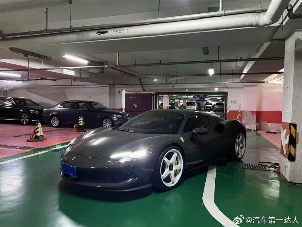 法拉利296 GTS，高定版配色，赛道座椅 