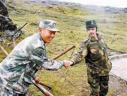 发生在西藏乃堆拉山口温馨一幕：
解放军战士正在岗执勤，对面两名印度边防士兵走过来