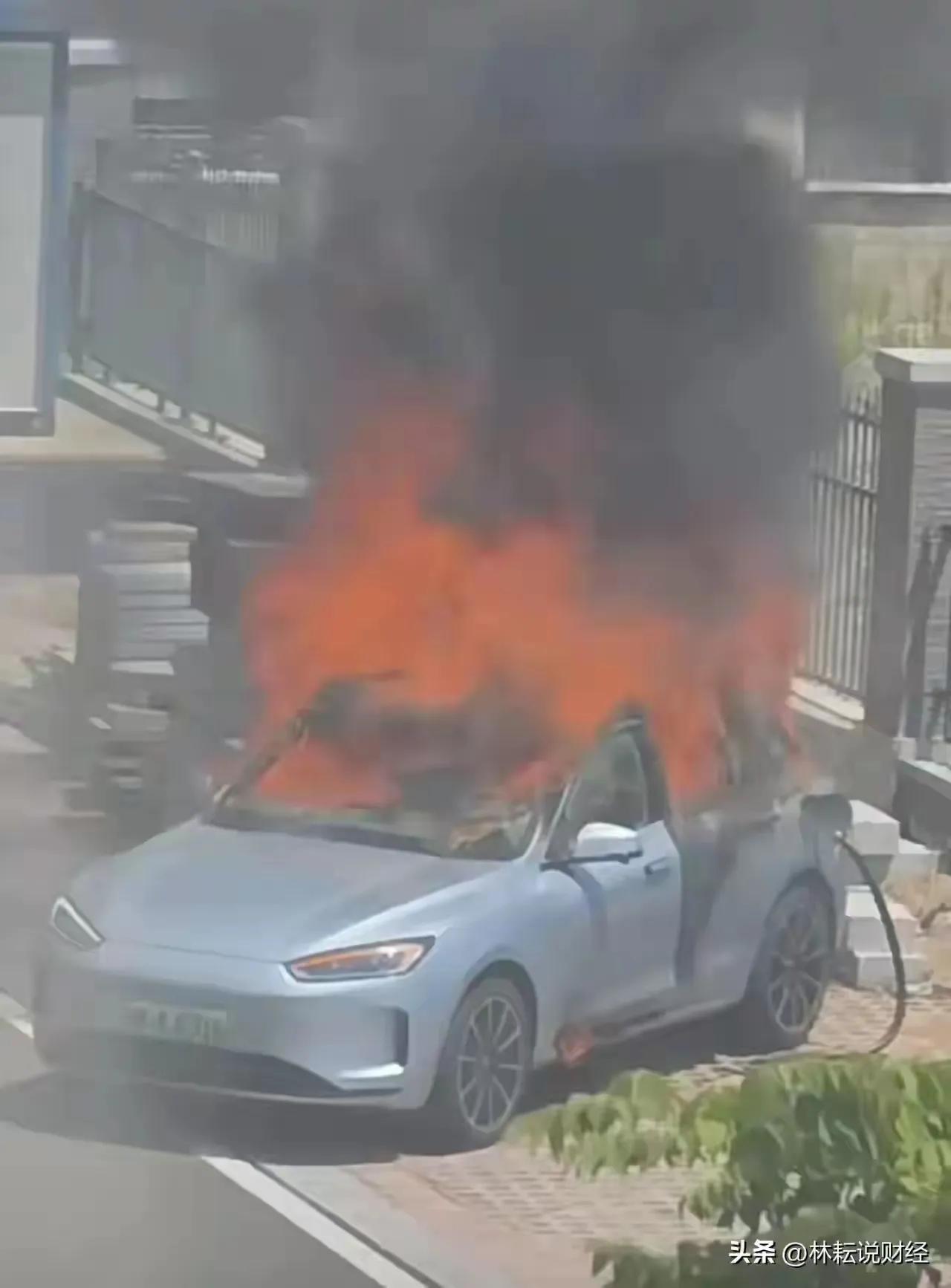 这个车，不知道是什么品牌？
      天气炎热，防火防盗！