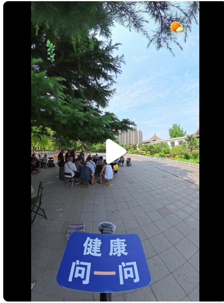 门口挂艾草的作用：

驱蚊避虫
端午祈福辟邪
净化空气
千万别用错的养生方法：