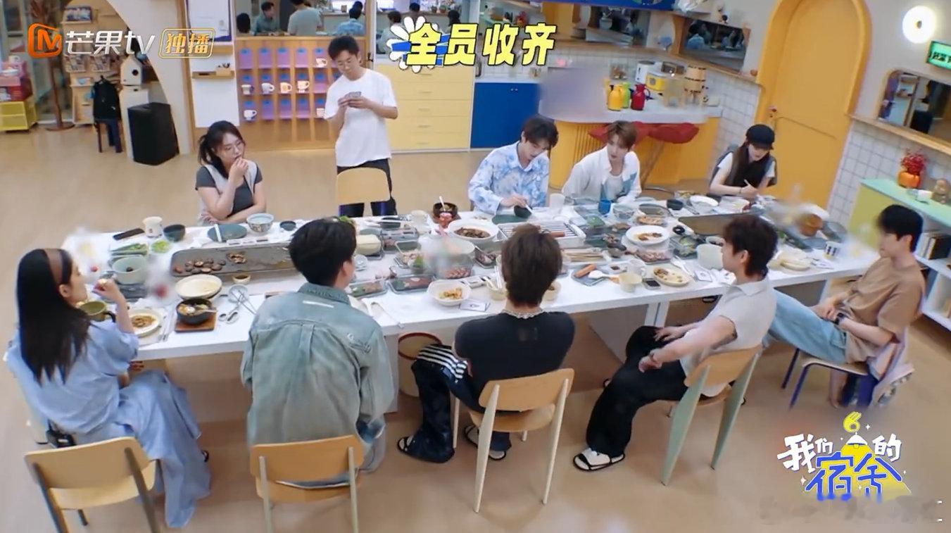  别人玩游戏章若楠在卖萌我们的宿舍别人玩游戏拼智商，章若楠玩游戏拼可爱！比耶手势