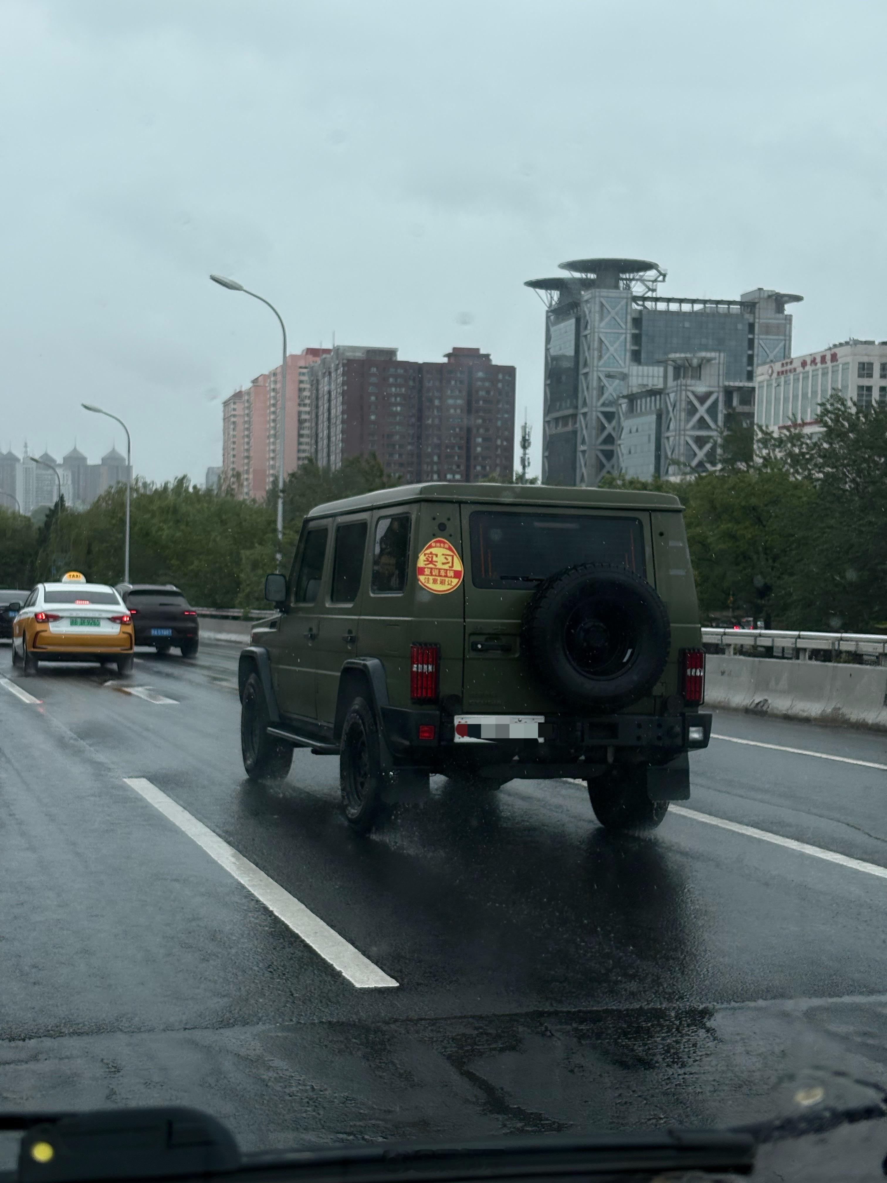第一次见到军车也有贴实习标的[允悲]我最爱的北汽勇士哑光绿，还是越看越漂亮，越看