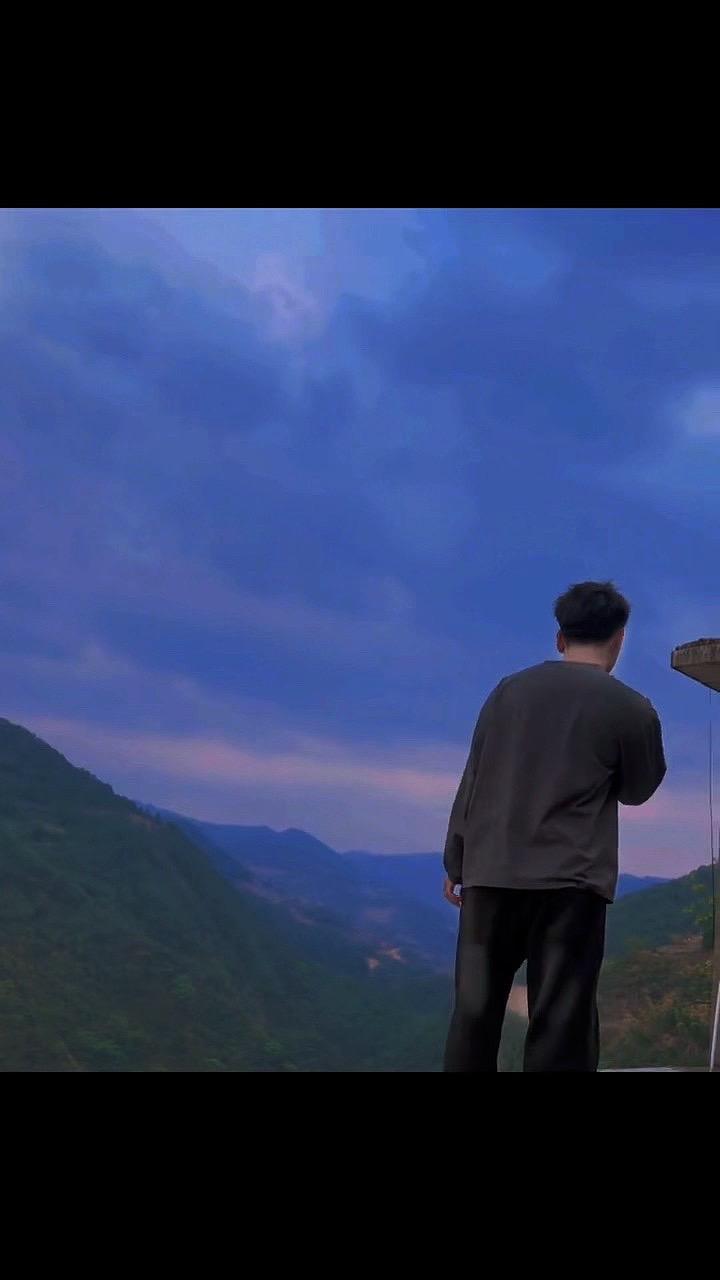享受大自然 登上山顶看美景 爱拍照的我 风景都在路上 去想去的地方