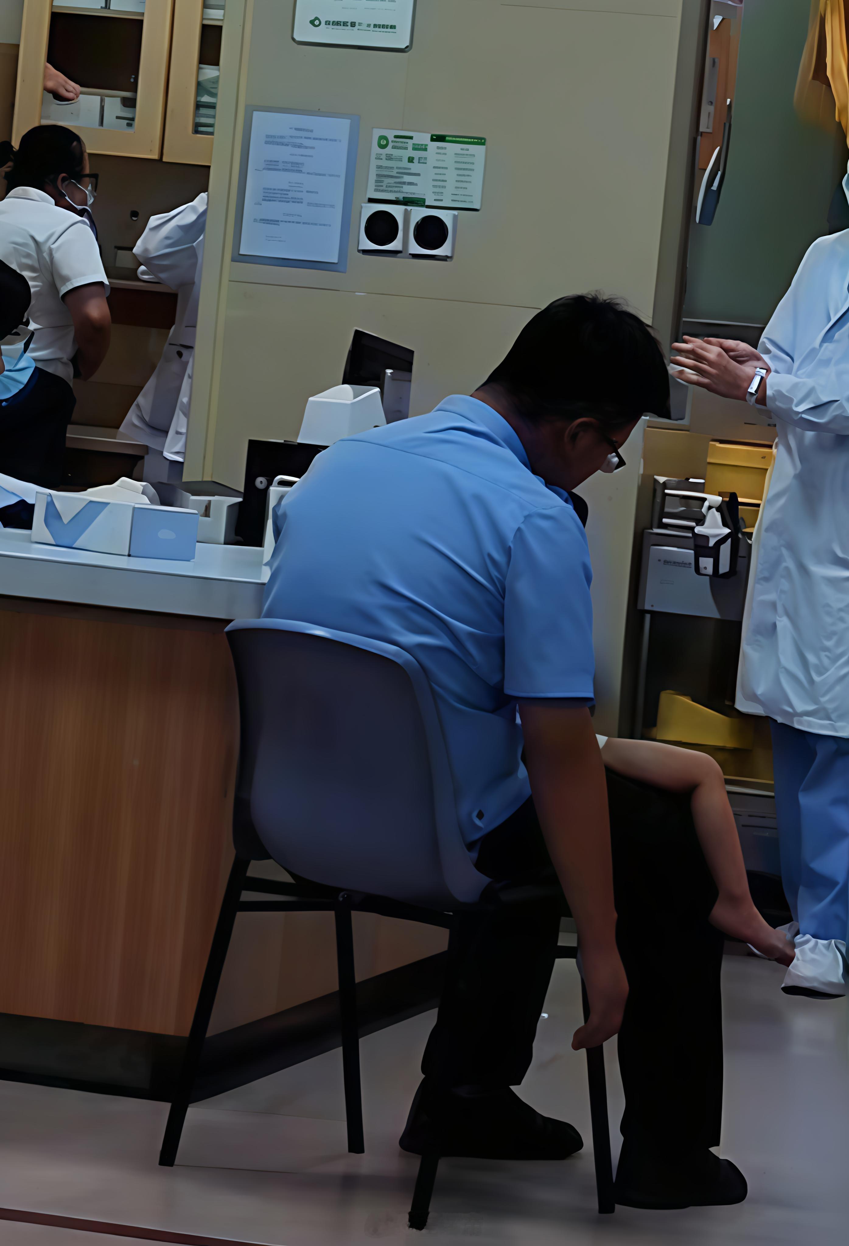 妈妈意外去世孩子疑和遗体呆了几天看这小腿，估计孩子也就3岁左右孩子一直摇着妈妈哭
