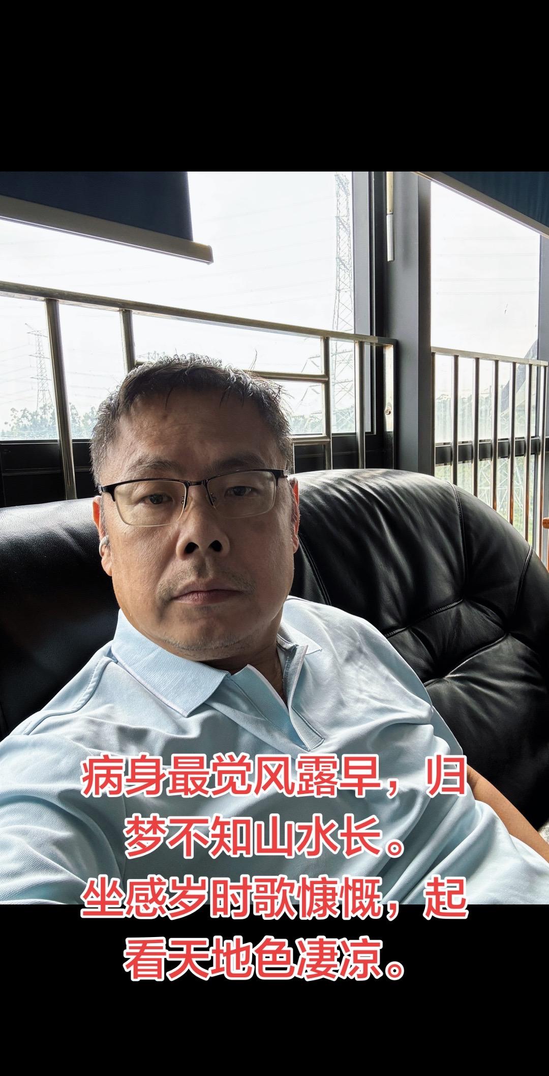 葛溪驿
宋•王安石
缺月昏昏漏未央，一灯明灭照秋床。
病身最觉风露早，归梦不知山