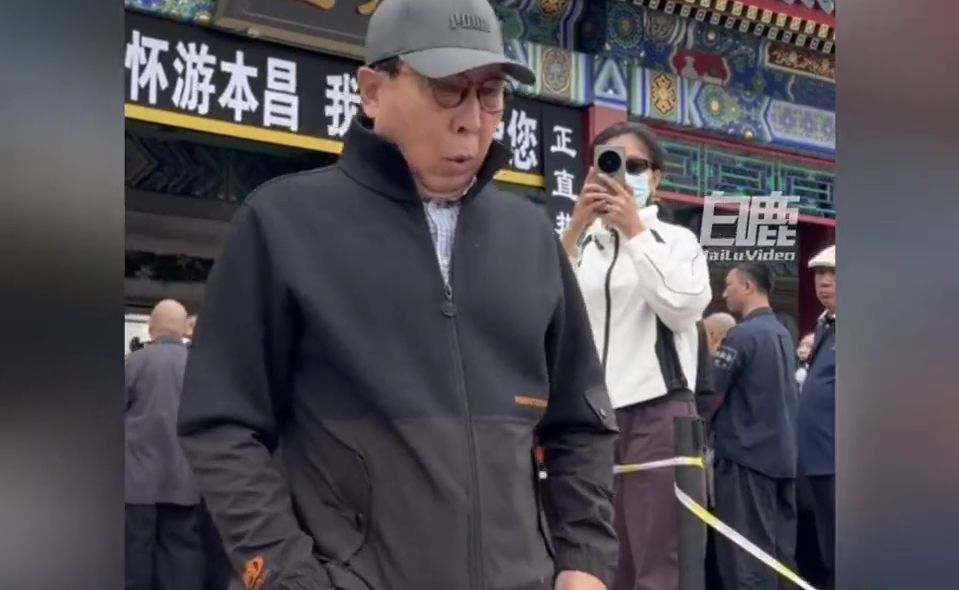 游本昌告别仪式感人一幕：韩童生、胡歌含泪走出告别厅！市民专程从燕郊赶来送别游本昌：游本昌夫人曾免费治