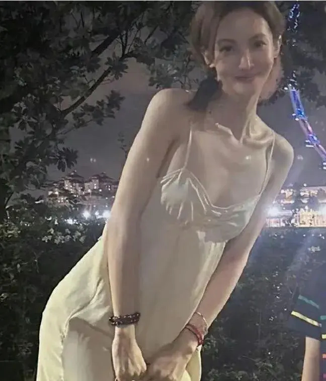金晨这身材有啥好看的呀？都硌得慌！这种在村里是很难嫁出去的那种 