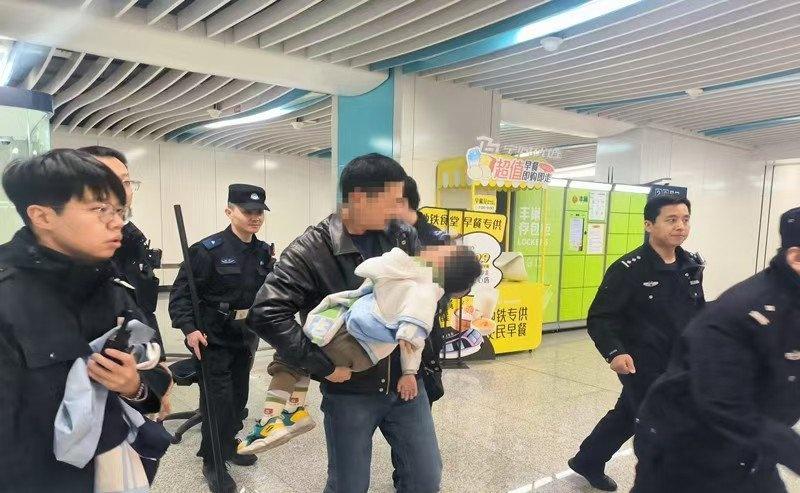 民警狂奔打通“生命通道”】2025年10月26日18时45分许，马群地铁站内一名