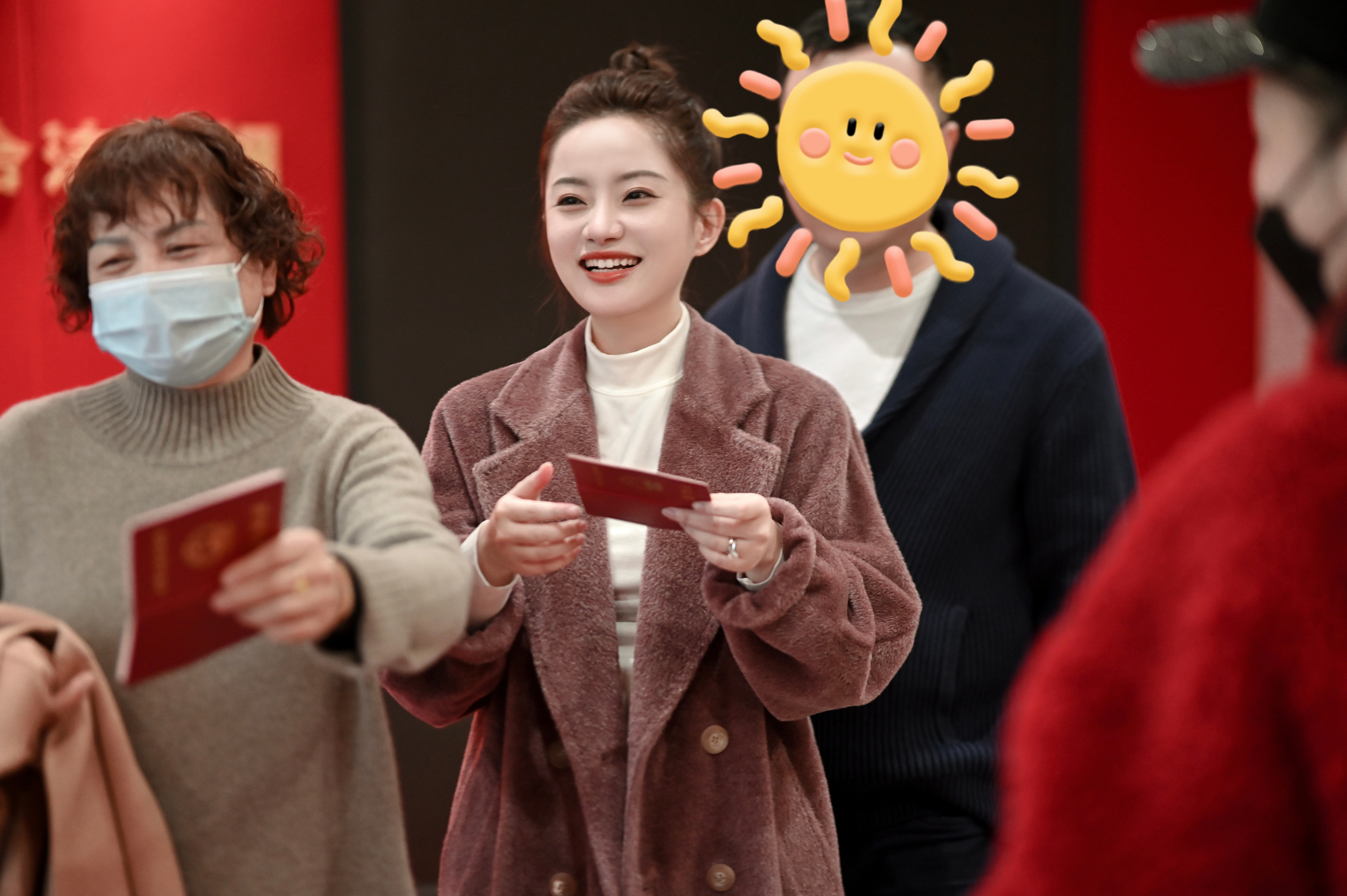 终于有人吐槽现在的婚礼流程了我干脆没办，婚纱照也没拍。领证的时候花1000块找了