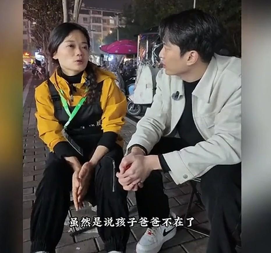 看哭了！凌晨的街头，一个大姐还带着两个孩子在路边摆摊卖烧饼icon，小伙看到后很