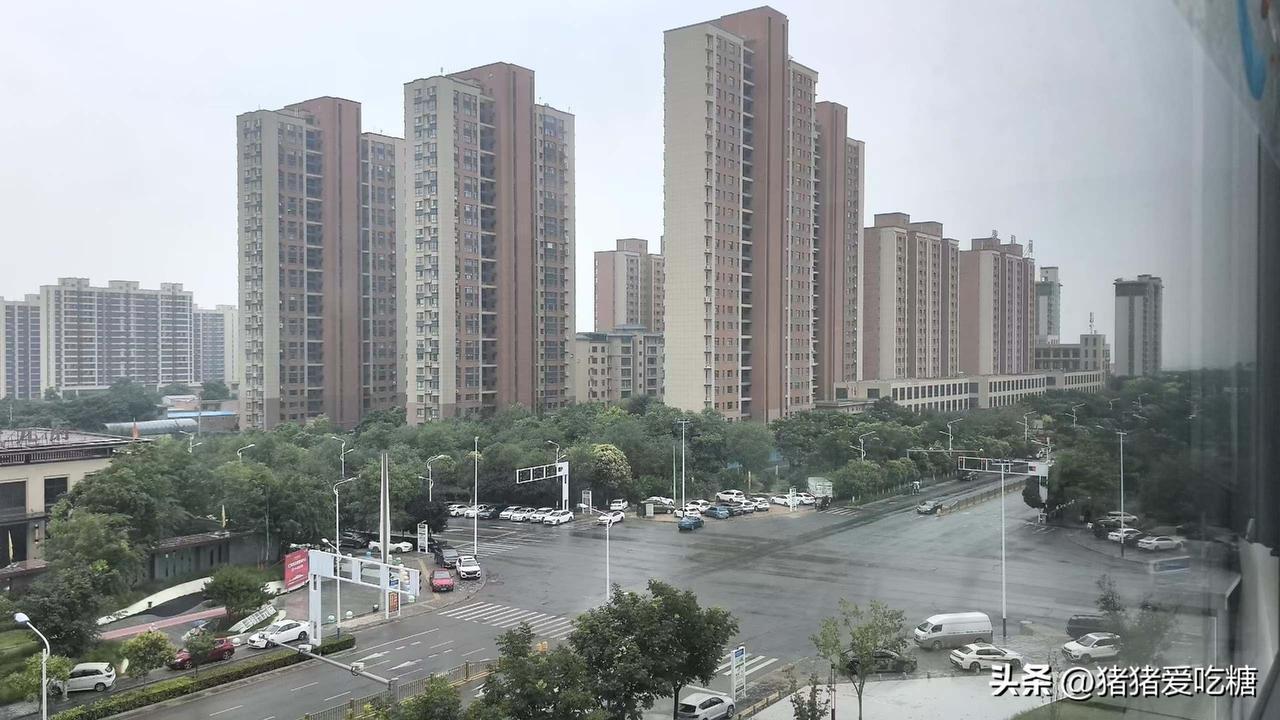 真心奉劝大家，
如果你手里有8万10万的存款，
已经超过很多家庭，
虽不是款，