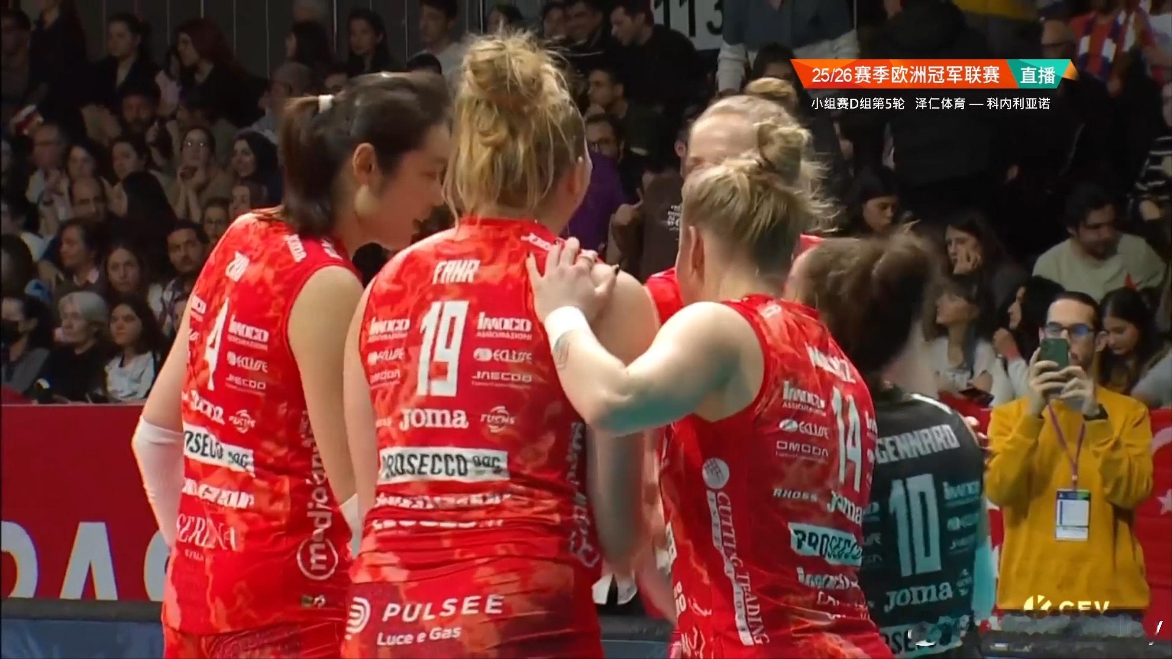 强势拦网，第一局25-21逆转对手。朱婷女排欧冠