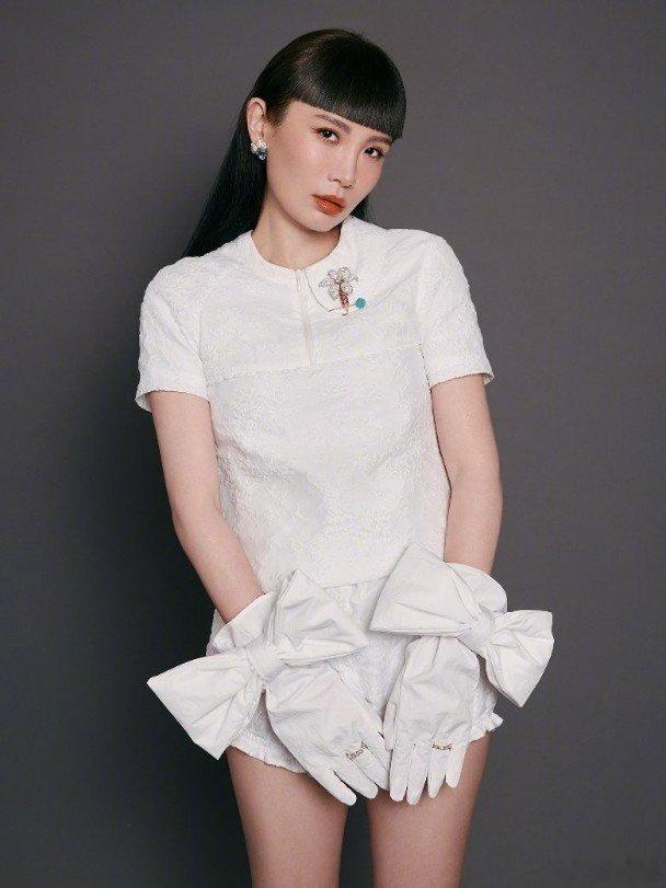 魏如萱称与小21岁男友仍在恋爱中魏如萱熬夜与男友视频通话歌手魏如萱近日出席活动时