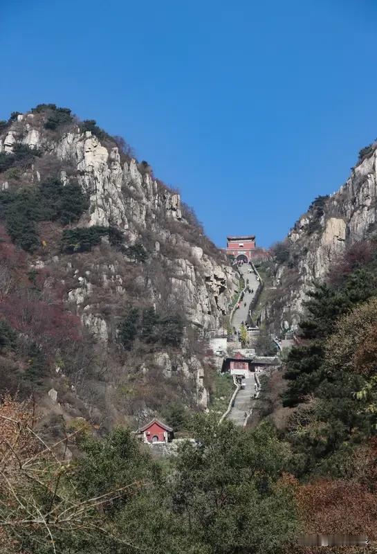 上周刚从泰山东御道徒步下来，完全刷新了我对泰山只有十八盘的印象。
整条路沿着溪谷