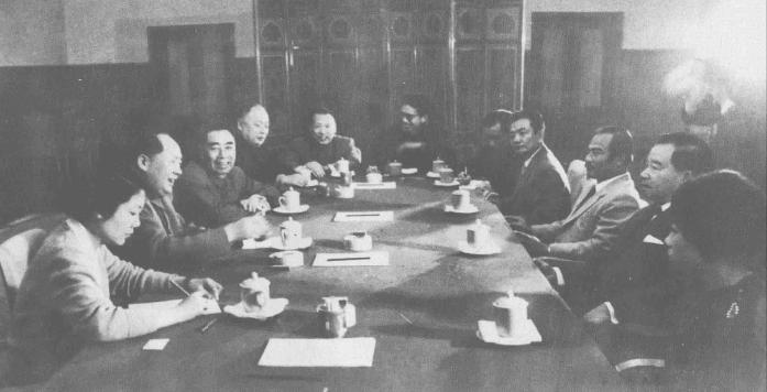 1961年4月24日，伍修权陪同毛泽东等(左二起:毛泽东、周恩来，陈毅、伍修权、