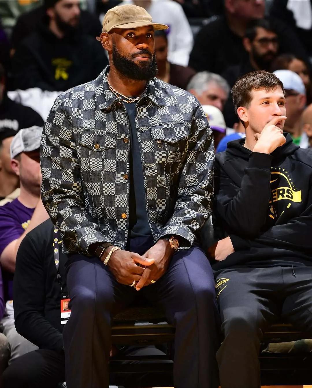 史上被下放年纪最大deNBA球员[尬笑]

Shams：湖人球员勒布朗·詹姆斯今