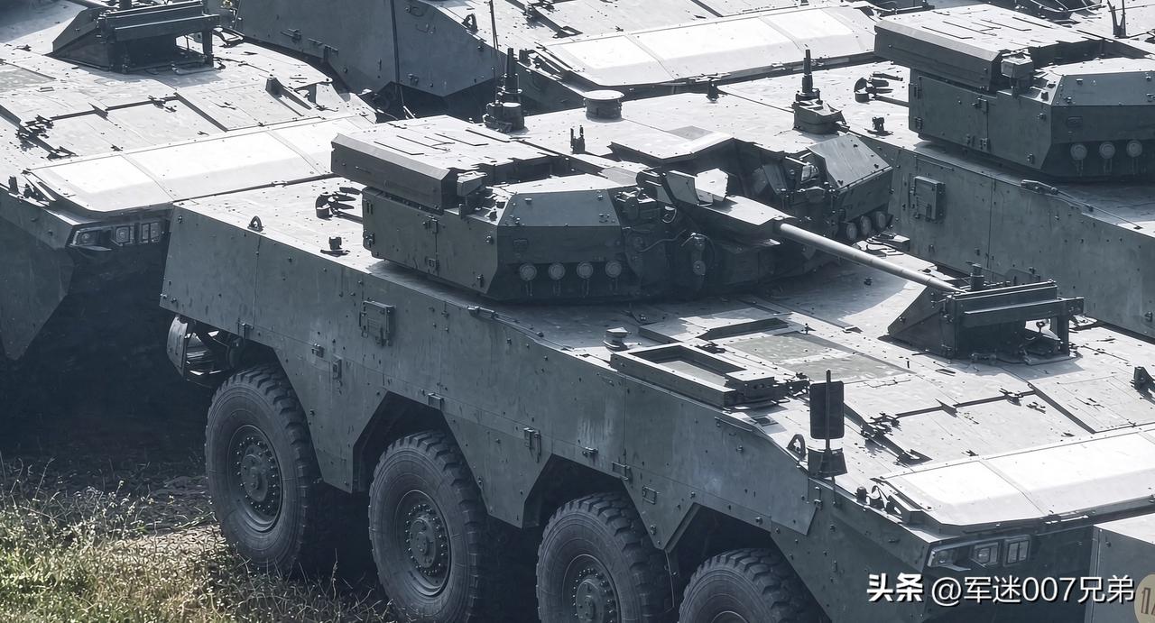 央视画面：中部战区陆军某中型数字化合成旅，又将换装的国产第二代“大八轮”步战车雨
