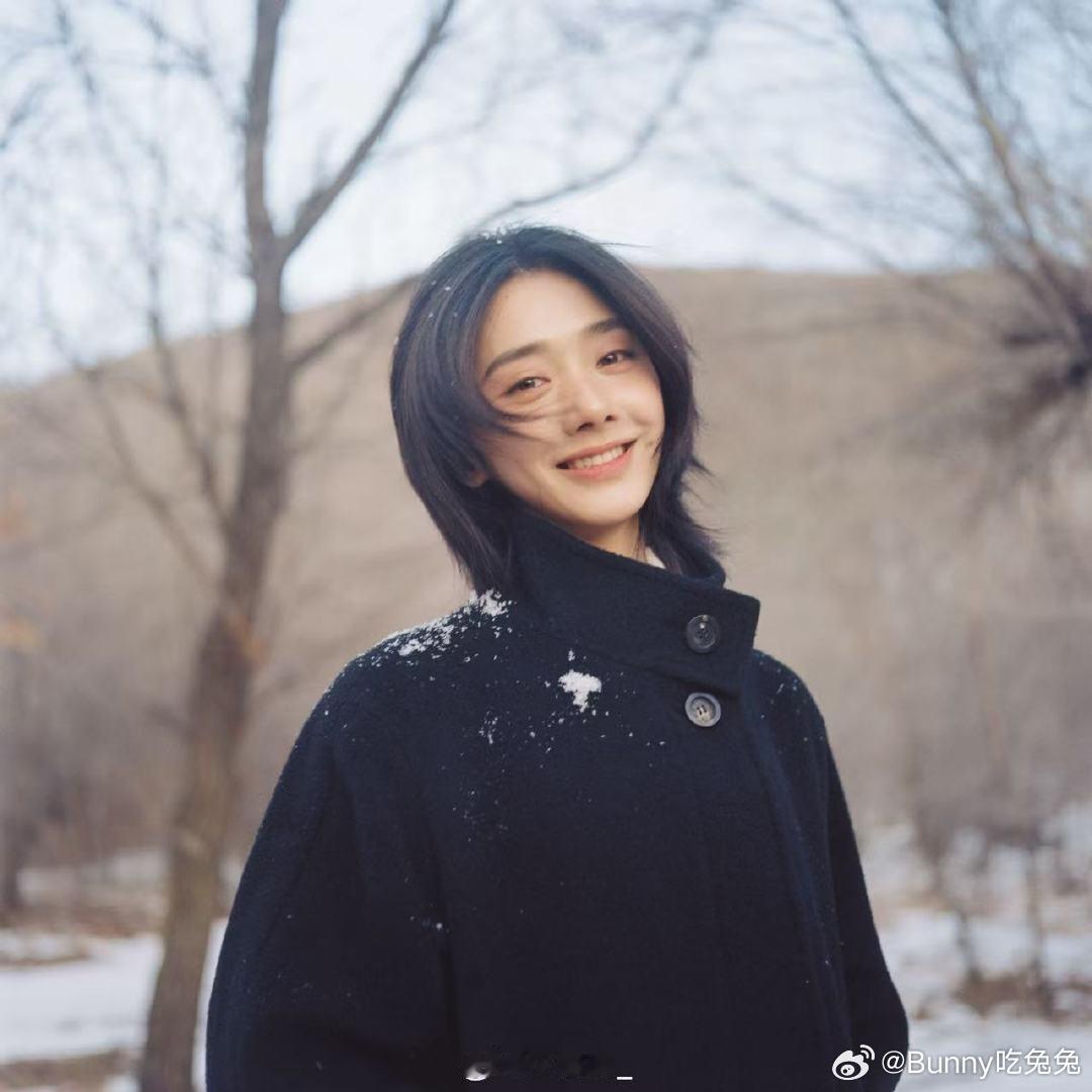 王影璐冬日电影感 雪地中的清冷美人，自带故事感，看一眼就脑补完一整部电影。 
