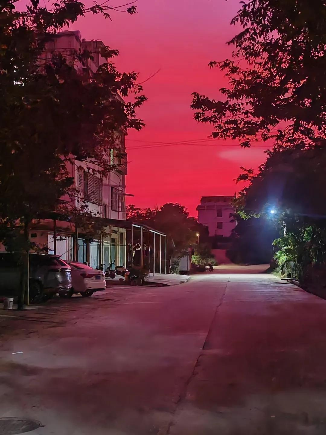 今早打开一看，
朋友圈都在晒图，
夕阳无限好，
我怎么不知道？[捂脸][捂脸][