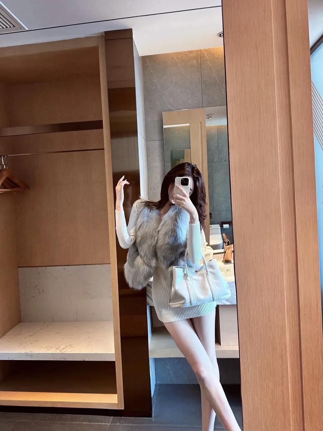 时尚穿搭指南：毛茸茸外套+白色连衣裙，轻松凹造型！👗🧥💄