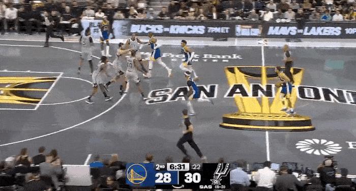 越投越远！库里三分线外一米直接出手！
在今天NBA季中锦标赛勇士对阵马刺的第二节