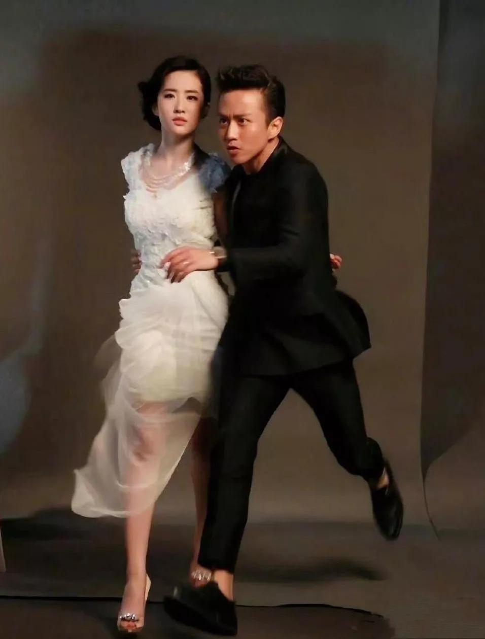 邓超不愧是搞笑担当，自带搞笑基因。和刘亦菲一起拍照，竟让神仙姐姐也变得抽象起来。