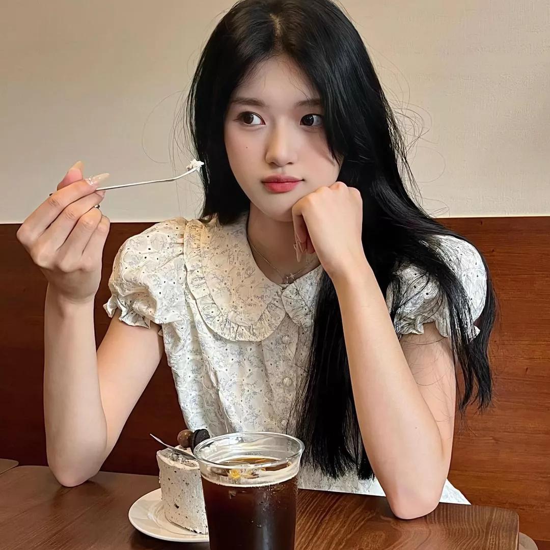 品尝着甜品，享受着生活的美好。萌系少女时光 甜品的满足感 逛街打卡甜品 少女心甜