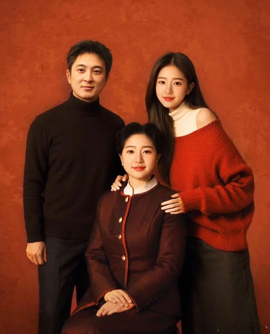 #黄一鸣晒婚纱照#现在的网友真的是魔怔了吗？25年后的一家三口，王校长 ，黄一鸣