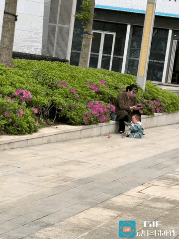 看的让人心疼！近日安徽一女子下班途中看到一位老人带着宝宝在玩，可不管宝宝在地上如