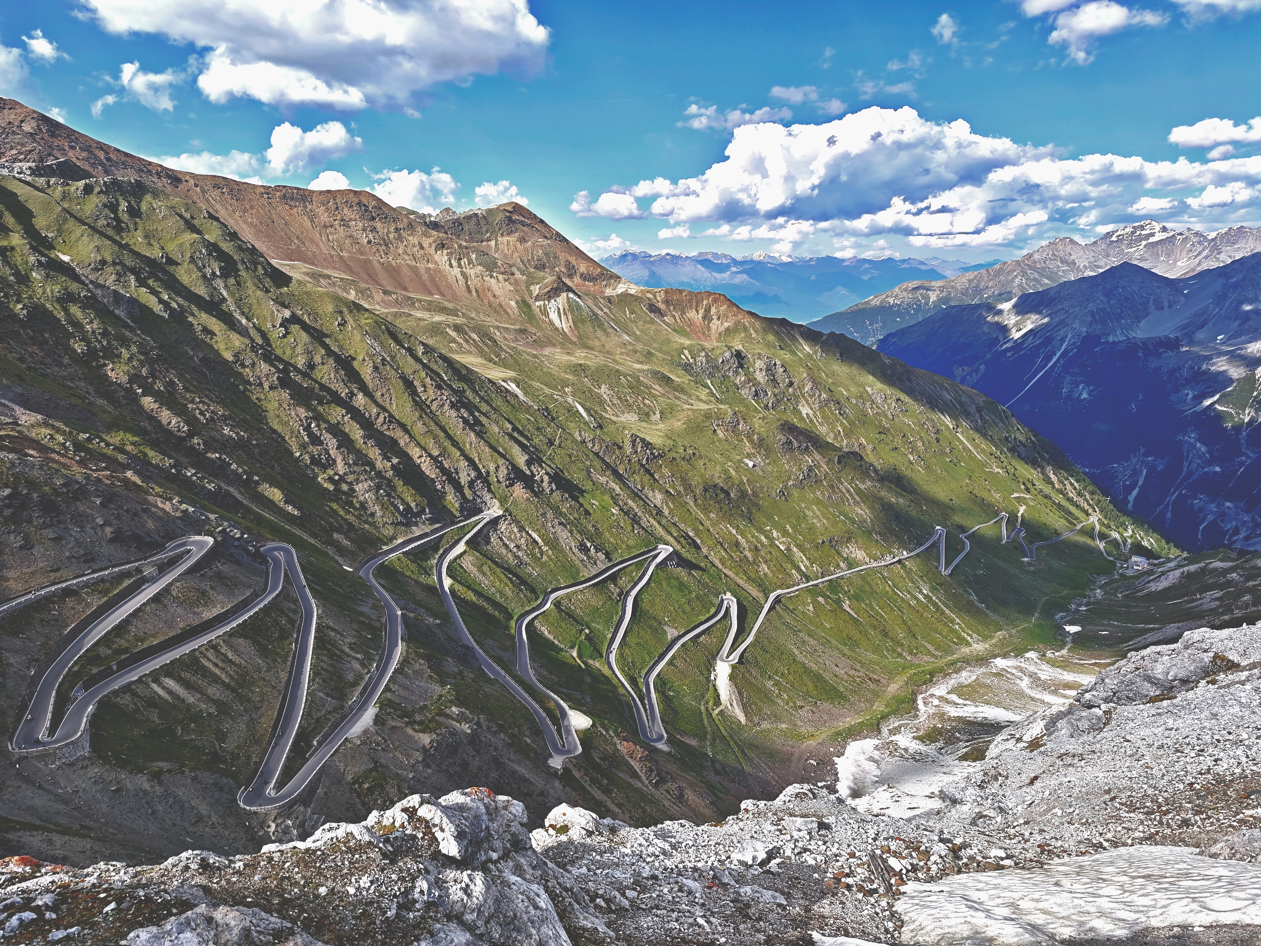 朋友给我发来了某车企宣传他家新车在坡上不溜车的海报。我心想，难道这也要宣传吗，2