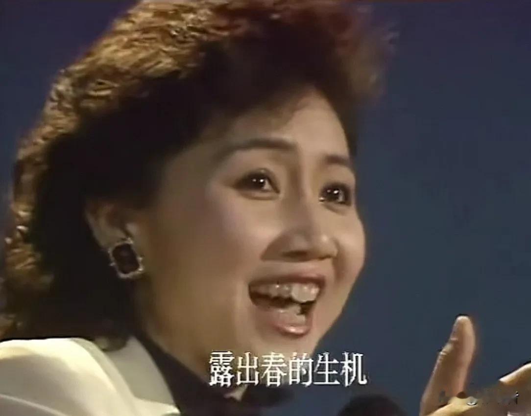 1986年央视春晚，漂亮的香港歌手张德兰以一首甜美的歌曲《春光美》红遍全国。
后