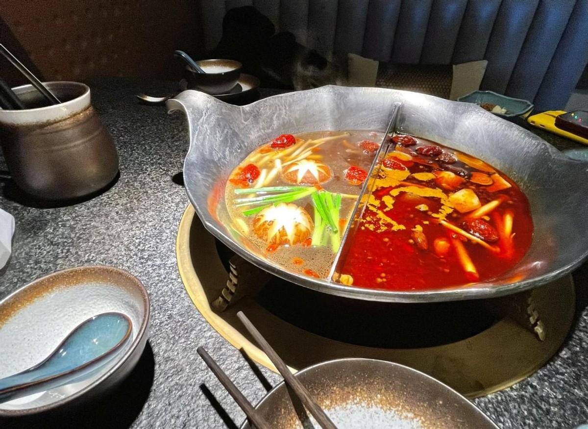 餐具爬满白虫顾客根本不敢动筷！浙江连锁火锅刚做完虫害防治，为何拦不住四处滋生的虫