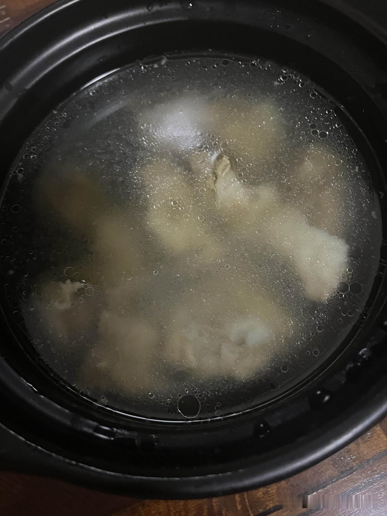 人多同桌吃饭不自在。

自从三月份上班以来，本就苗条的我，现在更显单薄，孩爸最近
