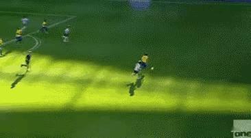 梅西追不上卡卡！2006年巴西与阿根廷的友谊赛，比赛进行到第89分钟时，卡卡断下