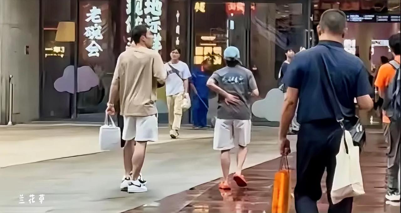 心疼婵宝，走路时都要不时扶着腰部，可见其疼痛度。
“水花消失术”的成功背后，不知