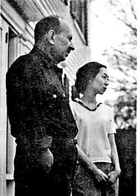 1956年的一个深夜，65岁的赖雅敲响了张爱玲的房门。进屋后，36岁的张爱玲竟主