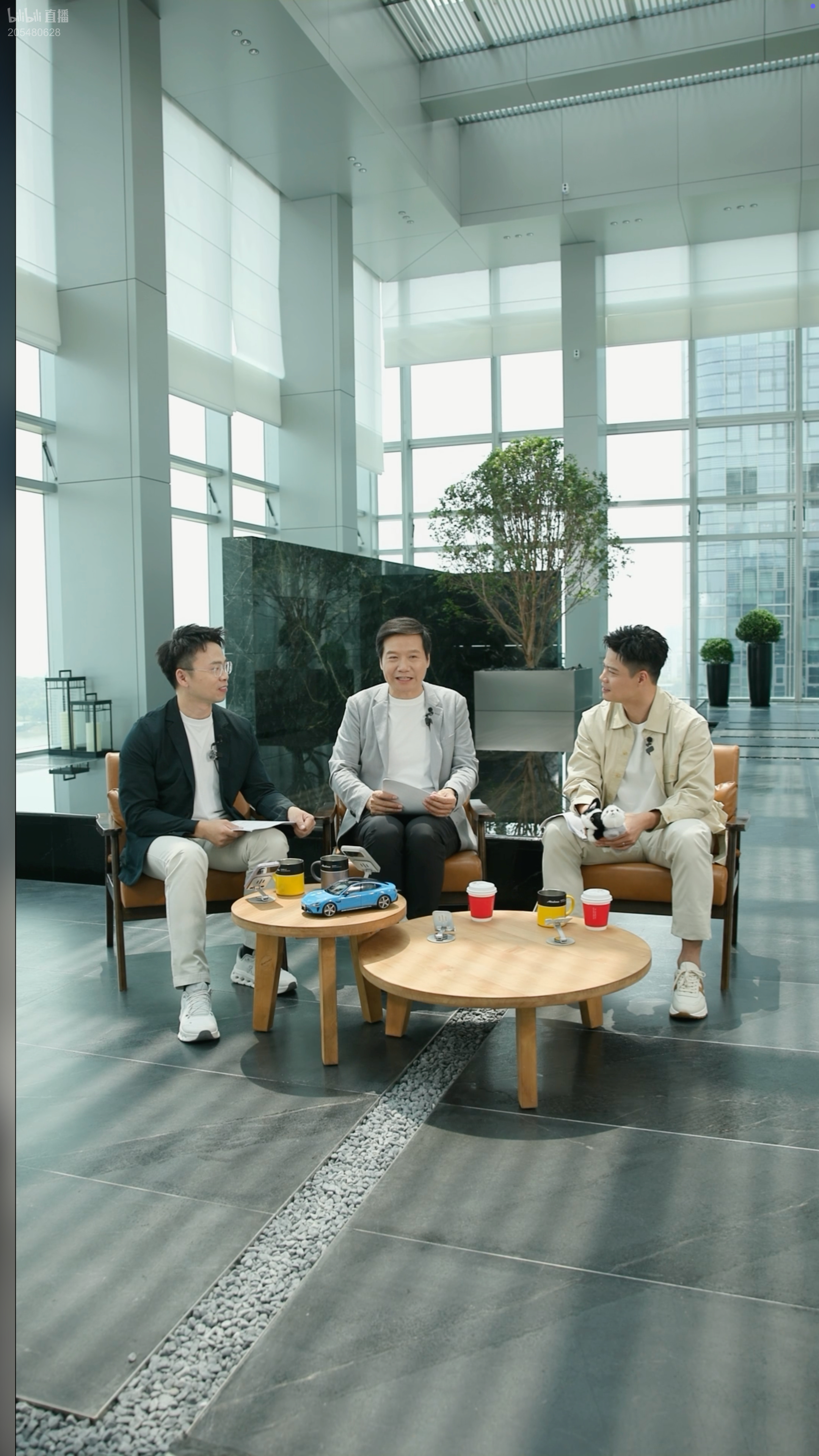 雷总表示，新一代小米 SU7 也会进行拆车直播。有些网友表示，能不能拆完之后再装