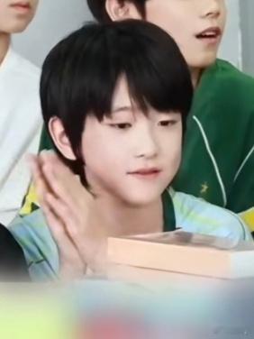 赵俊羽🧡赵俊羽 五代第一且唯一主唱 “云雾缭绕 风摊开雪 将书翻到末页 仅有你
