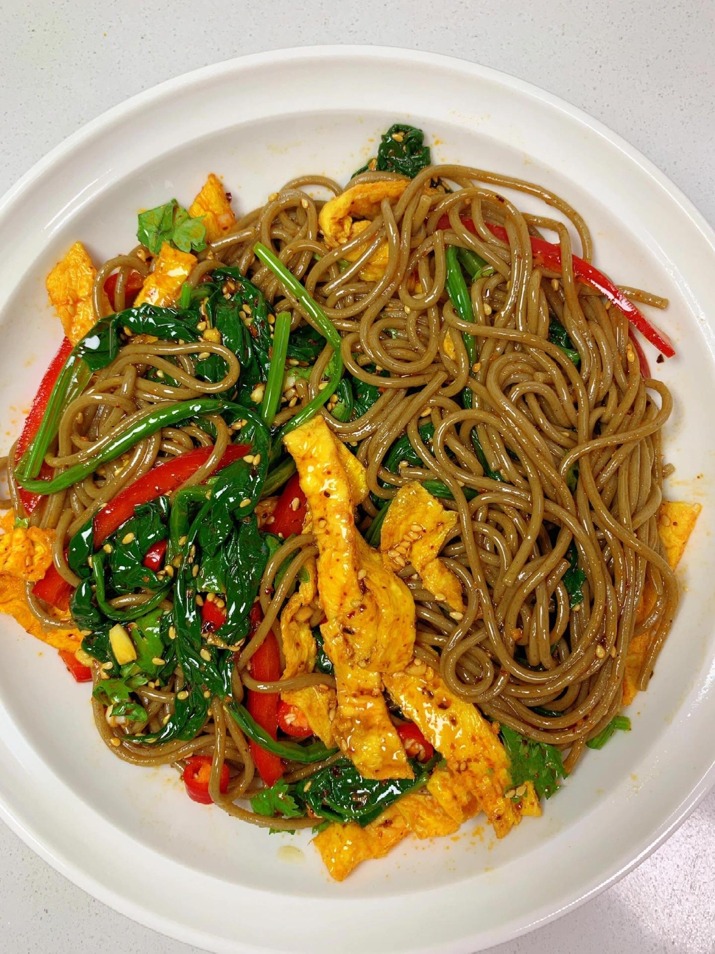 减脂也可以吃的荞麦面条。快乐减脂，好吃不怕胖，酸辣爽口 懒人必备，做法...