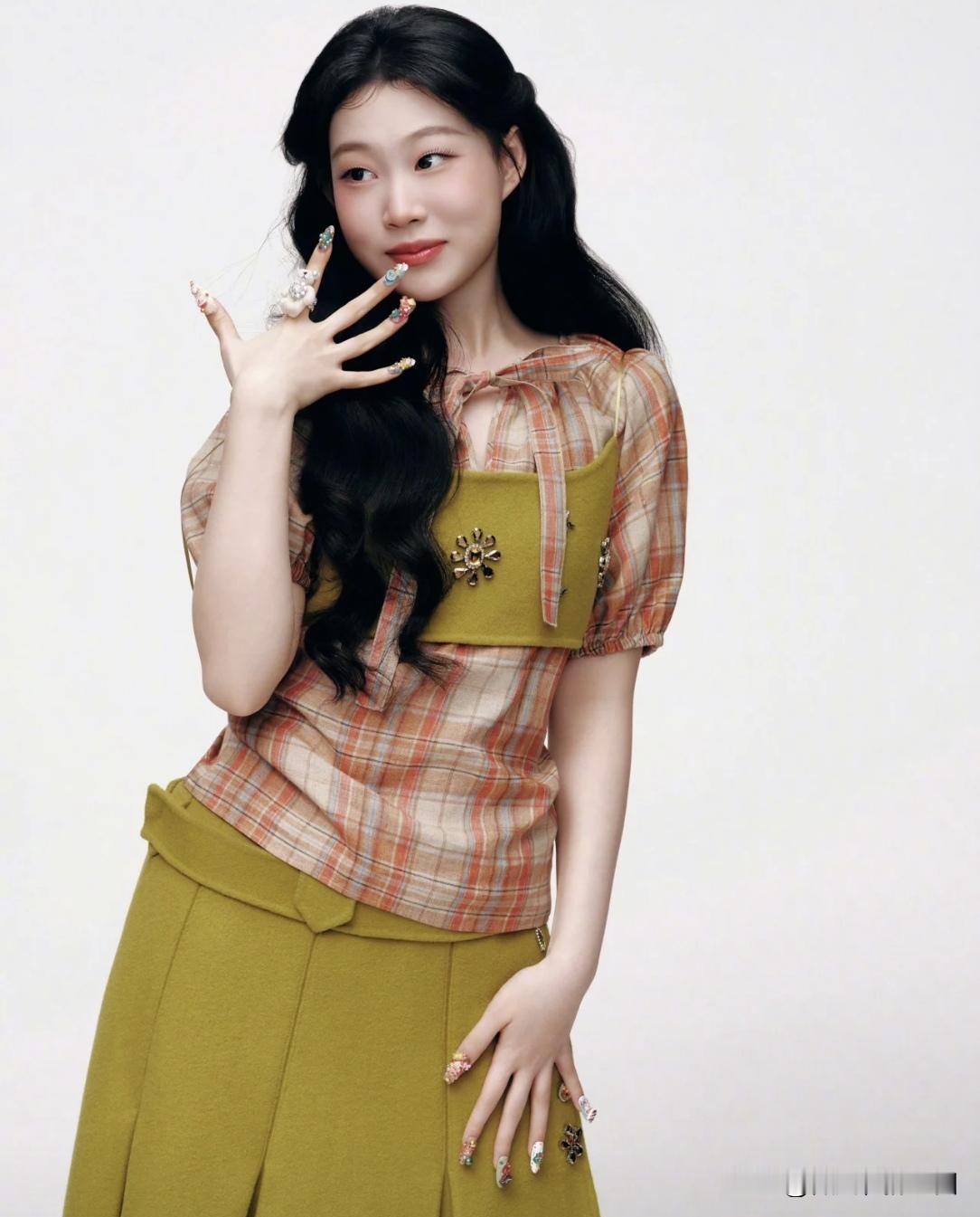 我天，小沈阳女儿沈佳润这回可真是杀疯了！
你们还记得她以前被全网嘲单眼皮不好看