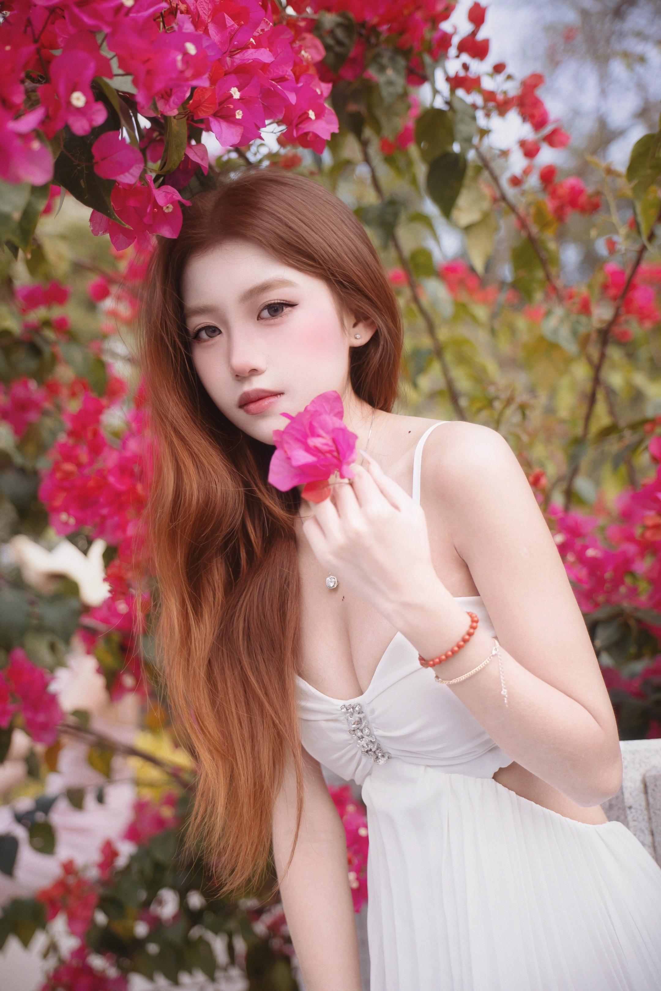 被三角梅偏爱的一天。今日份营业：和三角梅比谁更美