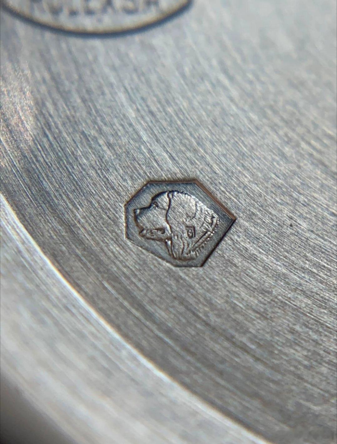 昨天，给陪了我五年的小手表洗油，师傅给拍的照片，才发现一个肉眼几乎看不清的图案，