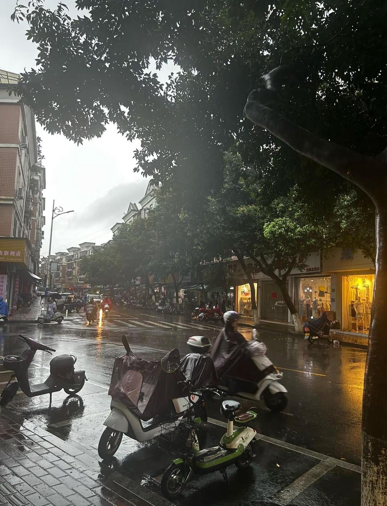 中午的两点就像晚上一样的黑，暴雨中……出行的人注意安全！雨中街道实拍